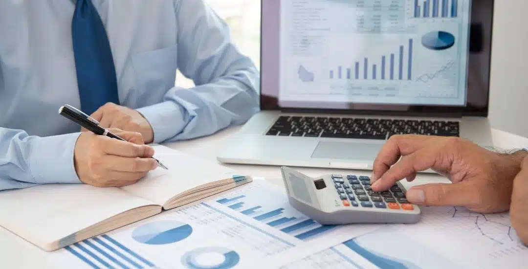 Persona analizando gráficos financieros