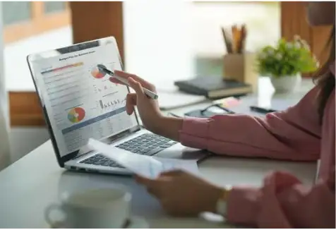 Persona trabajando en una computadora con gráficos