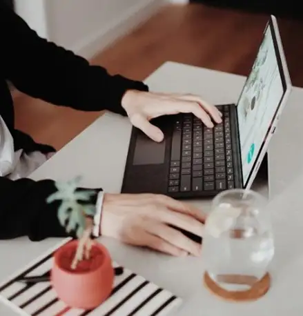 Persona trabajando en laptop